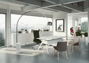 Armarios de diseño Arkitek con puertas batientes en espacio de trabajo moderno