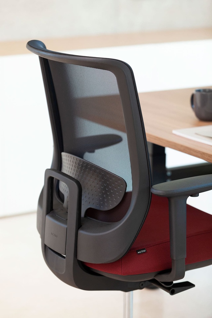Silla Trim con asiento rojo y respaldo elevable de malla