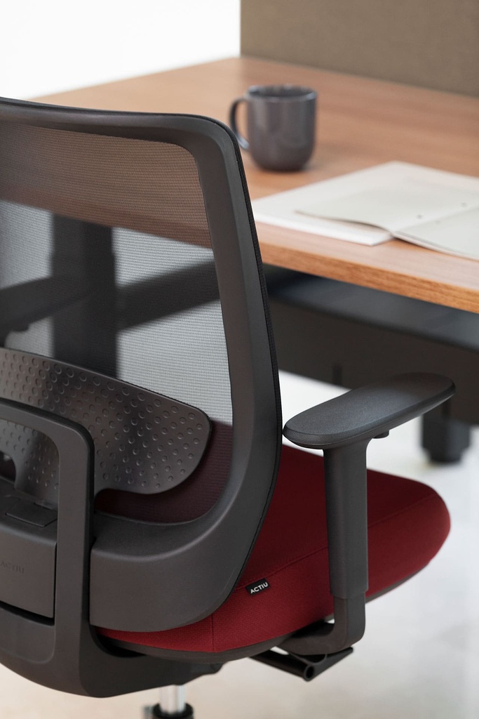 Silla Trim con asiento rojo y respaldo transpirable de malla