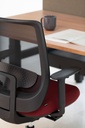 Silla Trim con asiento rojo y respaldo transpirable de malla