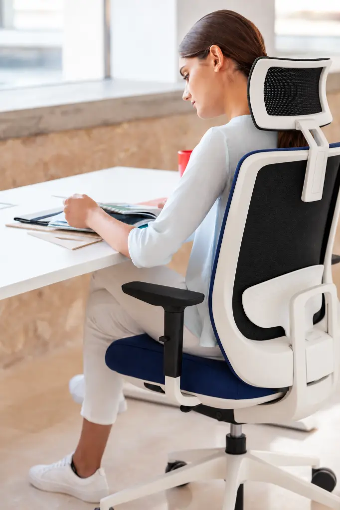 Oficina luminosa con silla ergonómica.webp