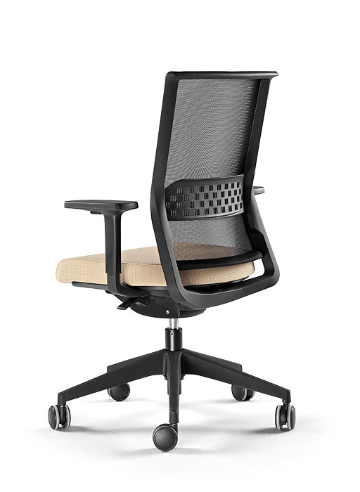 Silla Stay con malla negra y asiento beige