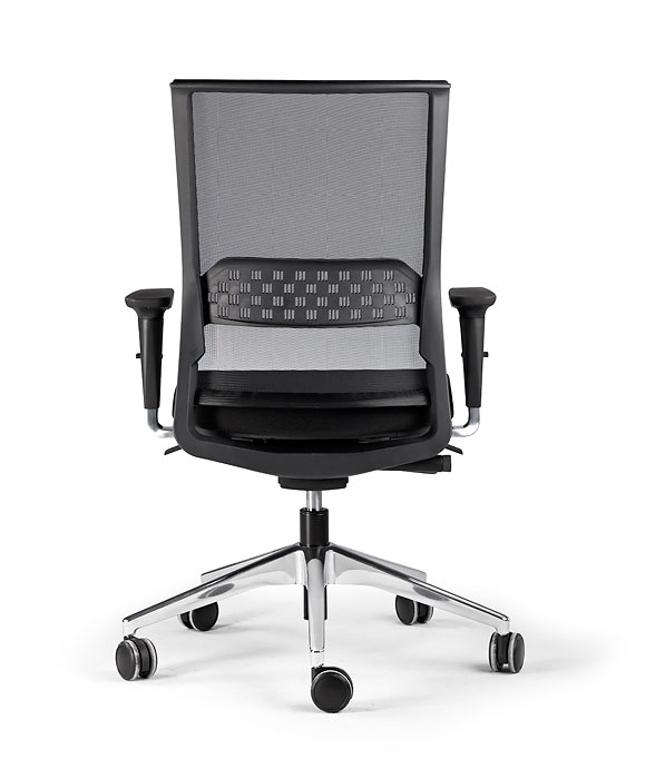 Silla Stay con brazos con malla negra y base de aluminio