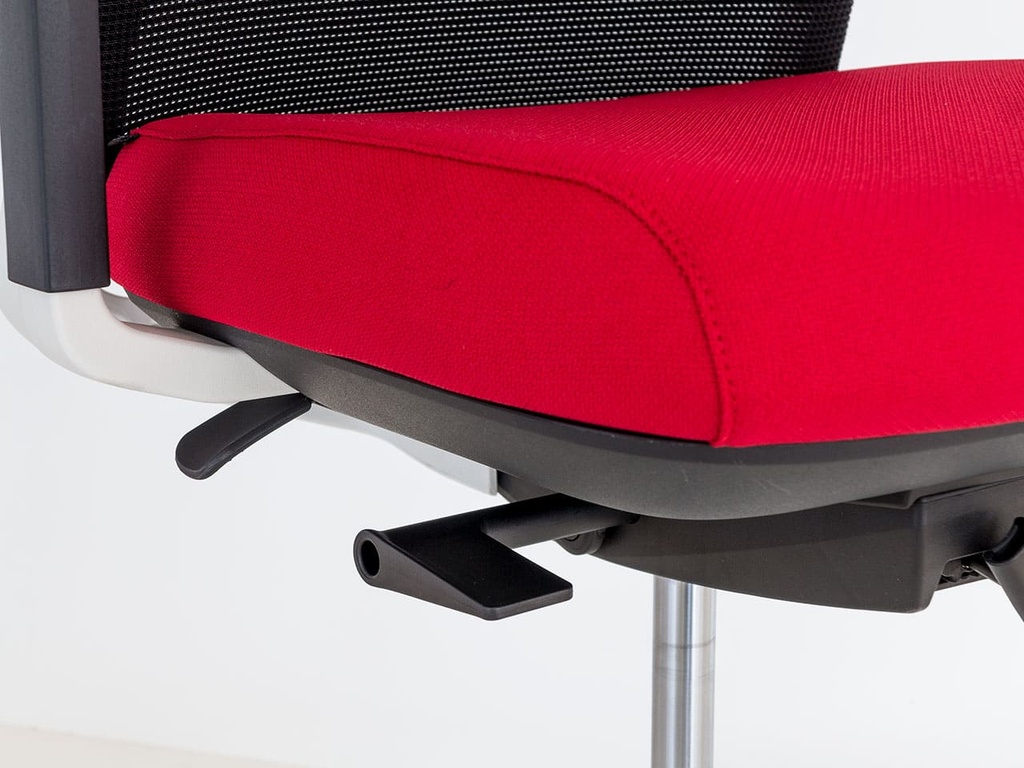 Silla Stay con malla negra y asiento rojo