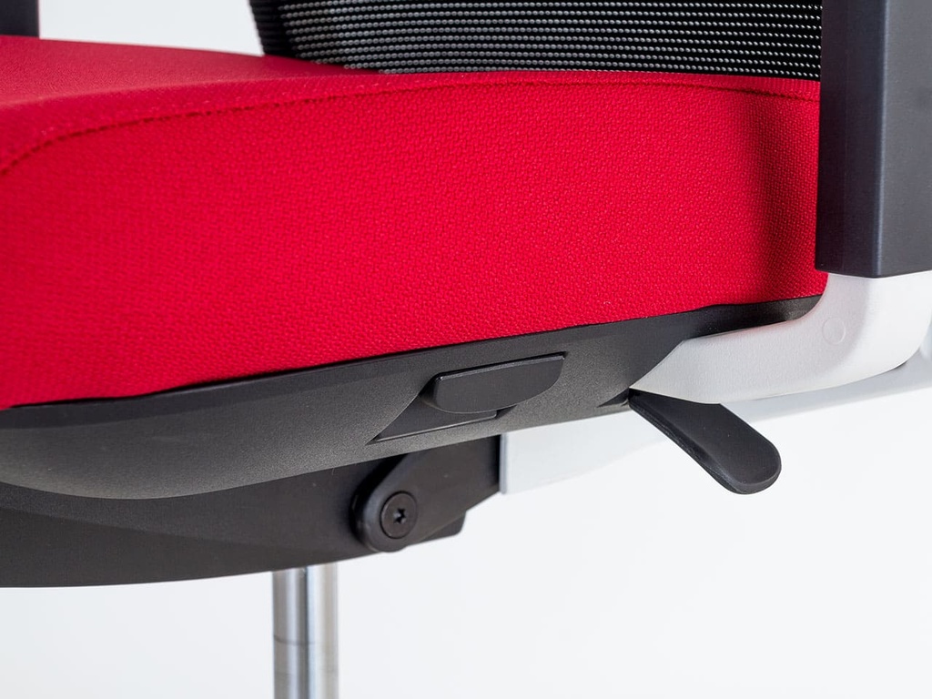 Silla Stay con malla negra y asiento rojo
