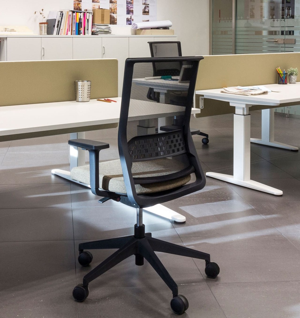 Silla Stay con malla negra transpirable y asiento beige