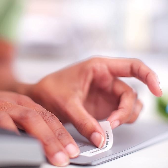 Pegado de etiquetas con cinta Dymo D1