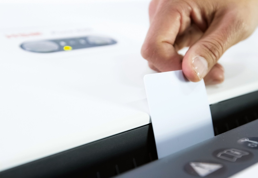 Destructora de tarjetas HSM Pure 630 con corte en tiras de 3,9 mm.