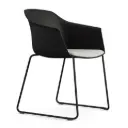 Silla Noom 60 con base patín y asiento tapizado