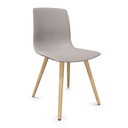Silla Noom 50 con 4 patas de madera y carcasa de plástico