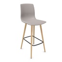 Taburete Noom 50 con patas de madera y carcasa de plástico