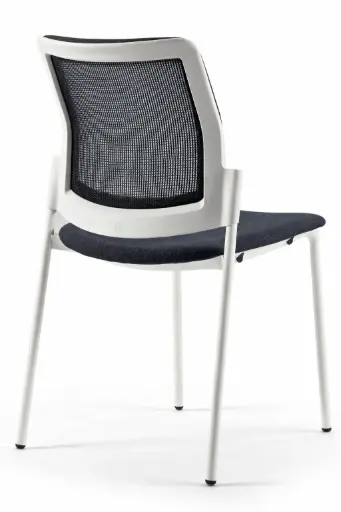 Silla Urban Plus 30 con 4 patas de acero respaldo de malla y asiento tapizado Rythm 